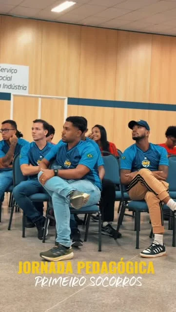 Professores da JW7 sentados durante a jornada pedagógica de primeiros socorros